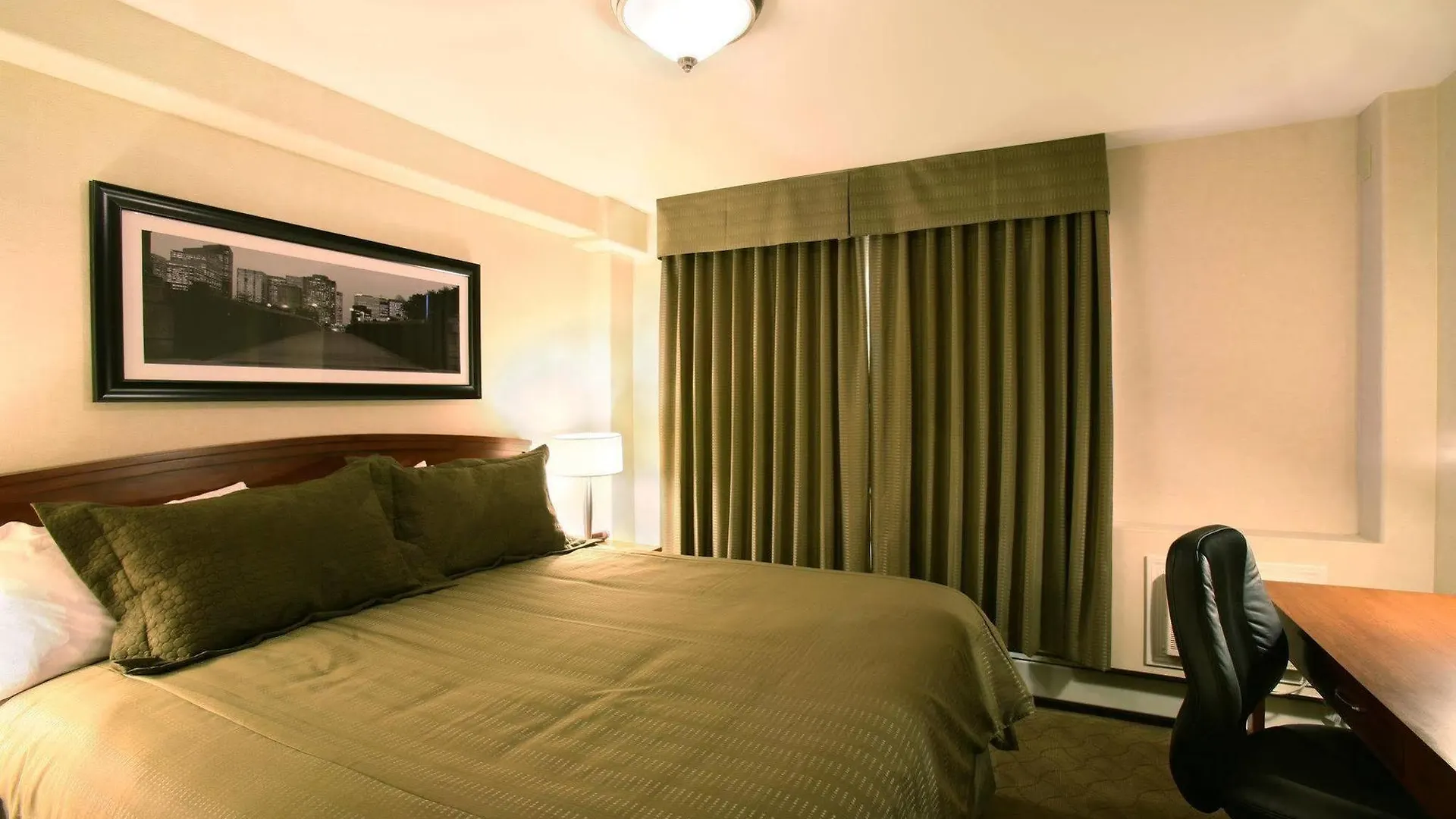 Sandman Hotel & Suites Calgary West 3*,