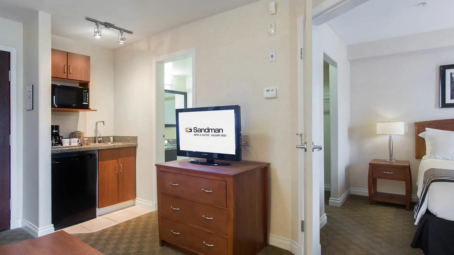 Sandman Hotel & Suites Calgary West 3*,