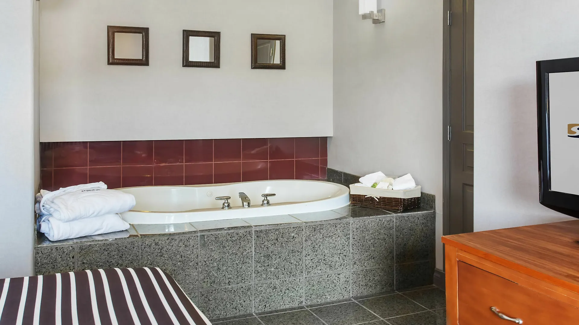 Sandman Hotel & Suites Calgary West 3*,